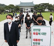 "文, 천안함 입장 밝혀라" 생존장병 16명 현충원서 울분의 시위
