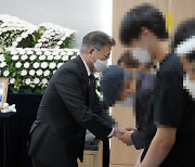 이모 부사관 추모소 방문 文대통령 "국가가 지켜주지 못해 죄송"