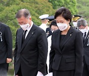 女부사관 추모소 찾은 文 "국가가 지켜주지 못해 죄송하다"