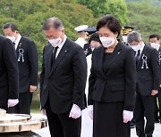 文대통령 "억울한 죽음 낳은 병영폐습 송구"..공군 부사관 사건 사과