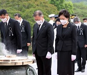 문 대통령 "부실급식과 억울한 죽음 낳은 병영문화 폐습 매우 송구"