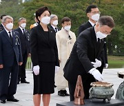 문대통령, 성추행 피해 공군 부사관 추모소 직접 조문