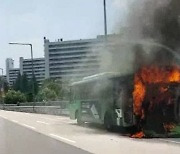 잠실대교 달리던 버스 화재..15명 긴급 대피