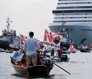 [이 시각] "큰 배는 안돼" 시위 속에 베네치아 떠나는 대형 크루즈
