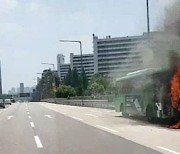 달리던 시내버스에 불..승객 10여명 긴급 대피 소동