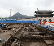 Handmade hoes replace bulldozers as artifacts are uncovered in Gwanghwamun