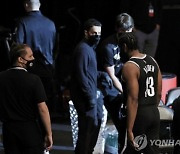 '하든 부상으로 상처받은 승리' NBA 브루클린, 밀워키와 '스타 군단' 대결서 1차전 승리