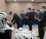 현충일에 추모소 찾은 文.."피해 부사관, 지켜주지 못해 죄송하다"