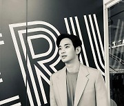 김수현, 흑백 뚫고 나오는 훈훈함 '슈트의 정석' [SNS★컷]