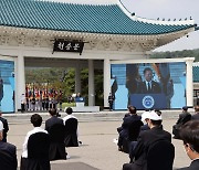 문대통령 "억울한 죽음 낳은 병영문화 폐습..송구하다"