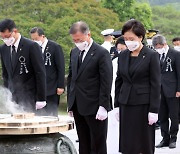 "억울한 죽음 송구" 사과한 文..성폭력 피해 부사관 추모소 조문