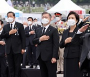 현충일 맞아 文정부 직격한 野.."참배 자격 몇이나 있나"