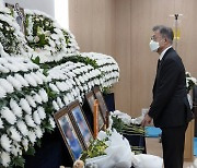 文, 공군 부사관 추모소 조문.."국가가 지켜주지 못해 죄송"