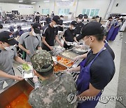 군, 부실 급식 논란 관련 배식 현장 공개