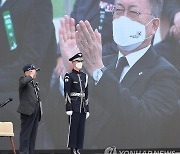 경례하는 김재세 예비역 하사