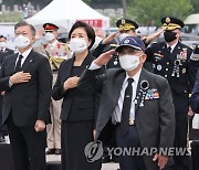 국기에 경례하는 문 대통령