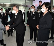 신원 확인 유족과 인사하는 문 대통령