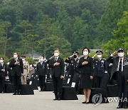 국기에 경례하는 문 대통령