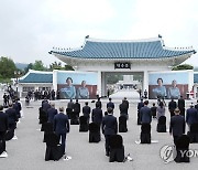 애국가 제창하는 추념식 참석자들