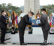 문 대통령, 국가유공자 증서 수여