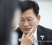 부동산 등 현안 질문받는 민주당 송영길 대표