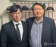 천안함 생존자 예비역 전우회장 만난 윤석열 전 검찰총장