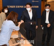 [포토]취재진과 악수하는 최태원 회장
