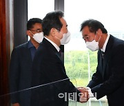 [포토]K-안보포럼 창립세미나, '악수하는 정세균-이낙연'