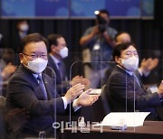 [포토]김부겸 총리, 중소기업인대회에서 박수