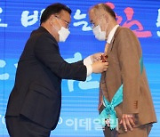 [포토]김부겸 총리, 염주섭 단해대표에게 금탑산업훈장 수여