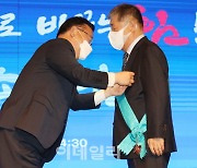 [포토]김부겸 총리, 박준흠 한황산업 대표에게 금탑산업훈장 수여