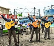 '자력갱생' 문구 앞에서 경연 펼치는 북한 경제선동대