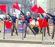 '붉은기' 흔들며 경연 펼치는 북한 경제선동대