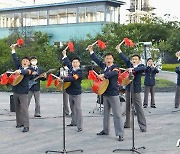 "선전선동의 위력"..북치며 노래하는 북한 경제선동대