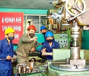 북한, 자력갱생 사상전 집중.."철길 강도 높이기 전력"