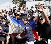 필리핀 국기 들고 사소의 우승 기뻐하는 팬들