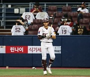 '멀티히트 제조기' 이정후, 강백호 제치고 첫 월간 MVP