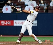 이정후, 강백호 제치고 데뷔 후 첫 월간 MVP 선정