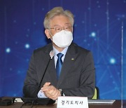 與 경선연기론·기본소득 논쟁 시끌