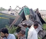 파키스탄서 열차 충돌..승객 1100여명 중 35명 이상 사망(종합)