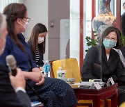 미국의 대만 백신 지원에, 중국 "레드라인 시험"