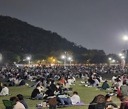 '코로나19 방역 구멍' 대구 두류공원 잔디광장 야간 폐쇄