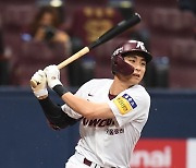 강백호 제친 키움 이정후, 데뷔 첫 KBO 월간 MVP 수상 영예 [오피셜]