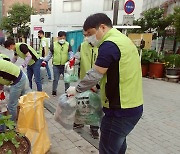 길영배 수원문화재단 대표, 행궁동서 쓰레기 분리작업