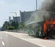 잠실대교 달리던 시내버스에 불..승객 15명 대피