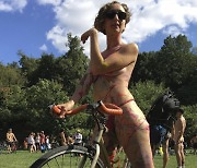 "마스크는 쓰세요" 美 누드 자전거 대회 2년만에 재개