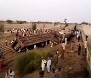 파키스탄서 결혼식 하객 등 1,100명 태운 열차 충돌..30명 이상 숨져