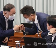 특별방역점검회의 참석한 홍남기-이철희