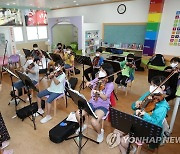 바이올린 배우는 학생들, 담양 만덕초등학교