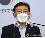 특별방역점검회의 결과 브리핑하는 권덕철 장관